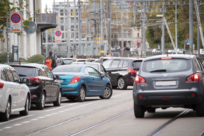 Wegen falsch parkierter Autos bleiben an der Bahnhofstrasse Züge der Appenzeller Bahnen regelmässig stecken. Deshalb will die Stadt die Parkplätze schon vor der Eröffnung des UG 25 aufheben. (Bild: Ralph Ribi/31. Oktober 2018)