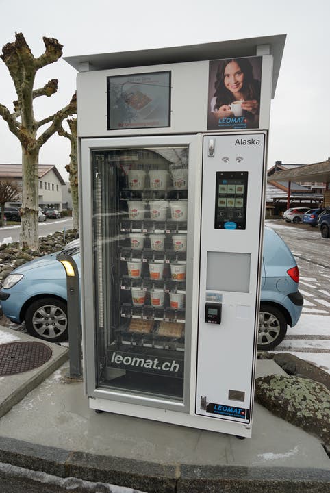 Die neuste Erfindung vor dem Firmensitz der Leomat AG: Der Tiefkühlautomat «Alaska» mit gefrorenen Suppen zum Erhitzen. Aber auch eine gefrorene Fertigfonduemischung samt Brotlaib bietet der Automat an. (Bilder: Sandro Büchler)