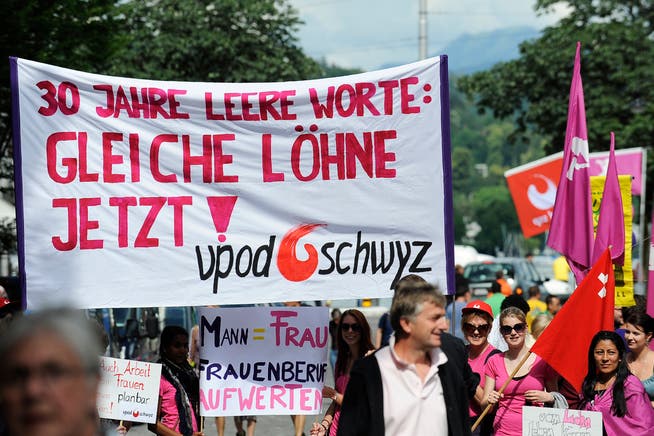 Frauenstreik- und Aktionstag auf dem Kapellplatz in Luzern. Bild: Maria Schmid (14. Juni 2011)
