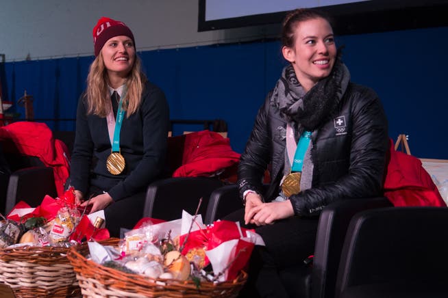 Denise Feierabend (links) und Michelle Gisin am Empfang in Engelberg nach ihrem Olympiasieg. (Bild: Dominik Wunderli, (27. Februar 2018))