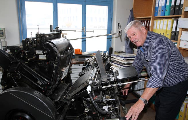 Kurt Baer an einem original Heidelberger Tiegel GTK, der noch aus der Zeit des Buchdrucks stammt. Die Maschine wird heute bisweilen noch zum Stanzen, Perforieren oder Rillen genutzt. (Bilder: Philipp Stutz)