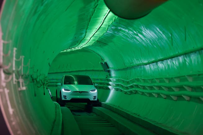 Ein Tesla im neuen Test-Tunnel. (Bild: Robyn Beck/Pool Photo via AP)
