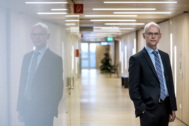Weil die Einnahmen sinken, muss Hansjörg Schmid den Rotstift ansetzen – der stellvertretende CEO, fotografiert auf der Abteilung für Zusatzversicherte des Luzerner Kantonsspitals. (Bild: Pius Amrein (Luzern, 19. Dezember 2018))