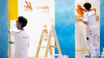 Zwei Maler in Aktion während der Eröffnungsfeier der Schweizer Berufsmeisterschaften 2018 in Bern. (KEYSTONE/Anthony Anex)