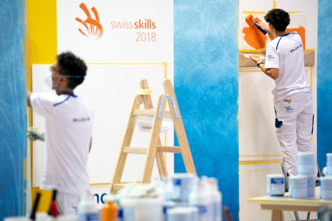 Zwei Maler in Aktion während der Eröffnungsfeier der Schweizer Berufsmeisterschaften 2018 in Bern. (KEYSTONE/Anthony Anex)