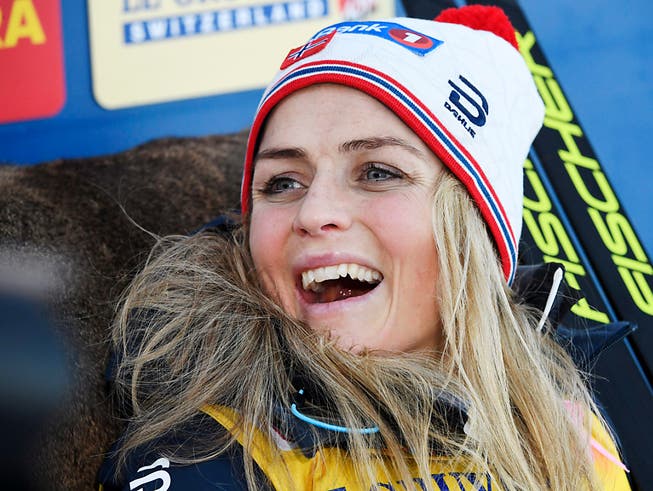 Das Lächeln der Siegerin Therese Johaug. (Bild: KEYSTONE/AP Lehtikuva/MARKUU ULANDER)
