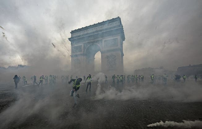 Tränengasgeschwängerte Luft vor dem Arc de Triomphe beim Protest der Gelbwesten. (Bild: Veronique de Viguerie (Paris, 1. Dezember 2018))