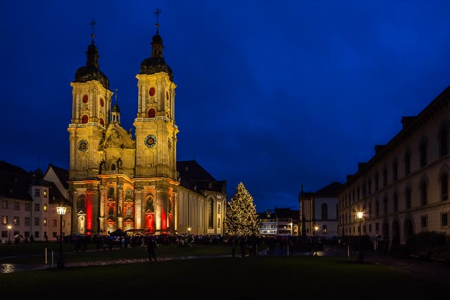 Der Klosterplatz mit dem beleuchteten Dom und dem erstmals in diesem Advent beleuchteten grossen Christbaum. (Bild: Daniel Widmer - 2. Dezember 2018)