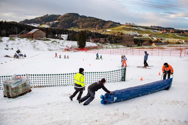 Beim Kinderskilift Bischofsberg oberhalb Heiden wird mit einem Flies der Schnee abgedeckt (Bilder: Urs Bucher)