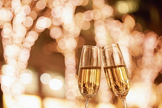 In tulpenförmigen Gläsern kann sich das Aroma des Champagners entfalten, gleichzeitig bleibt seine Spritzigkeit erhalten. Lange Stiele verhindern, dass die Hand das Glas zu schnell erwärmt. (Bild: Imago)