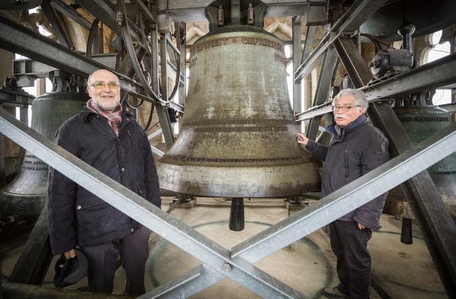 Glockenexperte Hans Jürg Gnehm (rechts) und Pfarrer Christoph Baumgartner im Glockenturm der katholischen Kirche St.Pelagius in Bischofszell. (Bild: Andrea Stalder)
