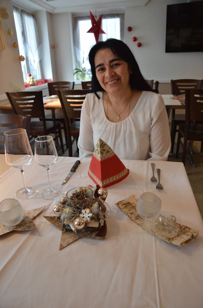 Am festlich gedeckten Tisch wird bei Isabel Gouveia an Heiligabend das portugiesische Traditionsmenü Stockfisch, Kartoffeln und Kohl gegessen. (Bild: Zita Meienhofer)