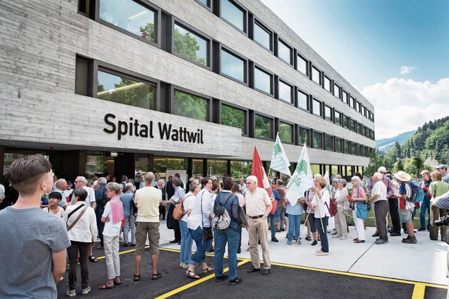 Am Tag der offenen Tür im Neubautrakt des Spitals Wattwil demonstrierten Gewerkschafter und Menschen aus der Region für den Erhalt des Spitals. (Bild: Ralph Ribi)