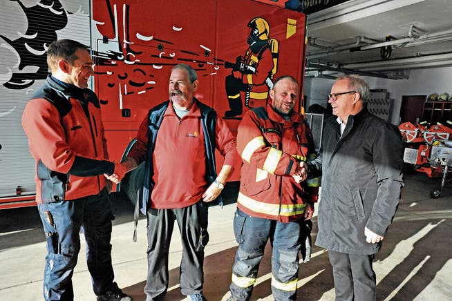 Der Dank ist verdient. Von links: Feuerwehrkommandant Hugo Langenegger, Pius Graber, Rolf Lüchinger und Feuerschutzkommissionspräsident Roman Ammann. (Bild: Max Tinner)