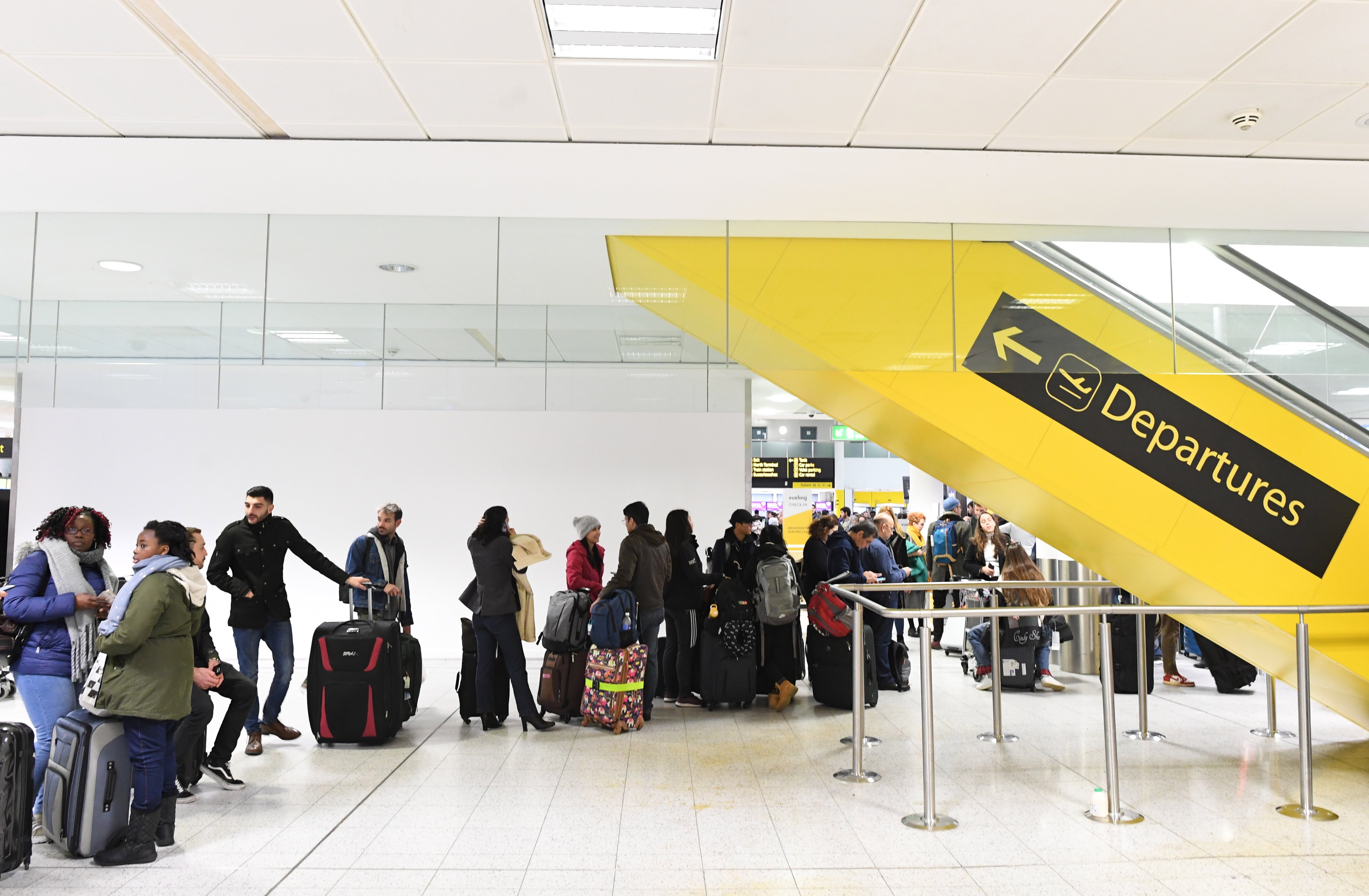 Wieder Eine Drohne Gesichtet: Flughafen Gatwick Erneut Gesperrt ...