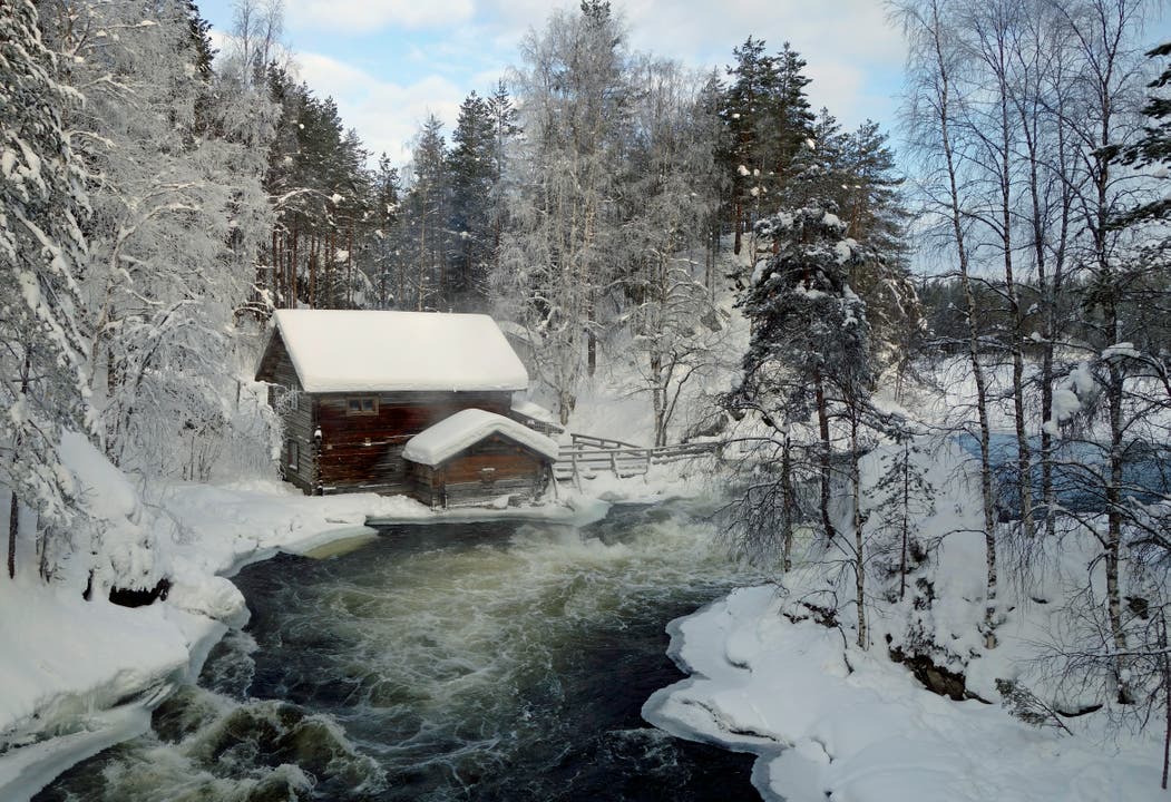 Eine Winterwanderung auf der kleinen Bärenrunde, dem Pieni Karhunkierros Trail, führt unter anderem zur romantisch gelegenen Myllykoski-Mühle. 