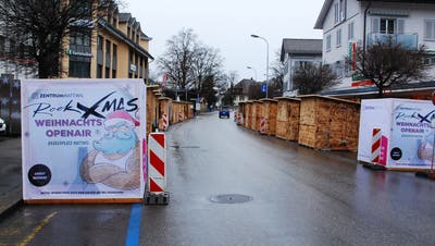 Die Stände am Weihnachtsmarkt in Wattwil, bevor am Abend wieder  die Tore öffnen und ihr Angebot angepriesen wird. (Bild: Flurina Lüchinger)