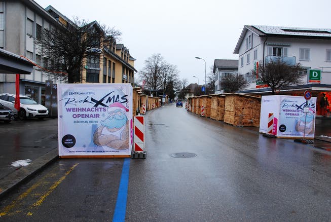Die Stände am Weihnachtsmarkt in Wattwil, bevor am Abend wieder die Tore öffnen und ihr Angebot angepriesen wird. (Bild: Flurina Lüchinger)