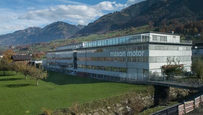 Die Maxon-Mitarbeiter am Hauptsitz in Sachseln erhalten ab nächstem Jahr mehr Lohn.  (Bild: Boris Bürgisser)
