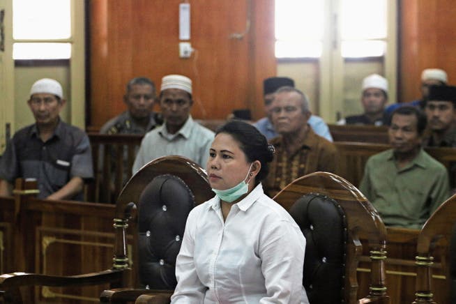 Vor Gericht weil sie sich über die Lautstärke des Gebetsrufs von der örtlichen Moschee beschwerte: Meiliana wurde zu 18 Monaten Haft verurteilt. Bild: Antara Foto/Reuters 