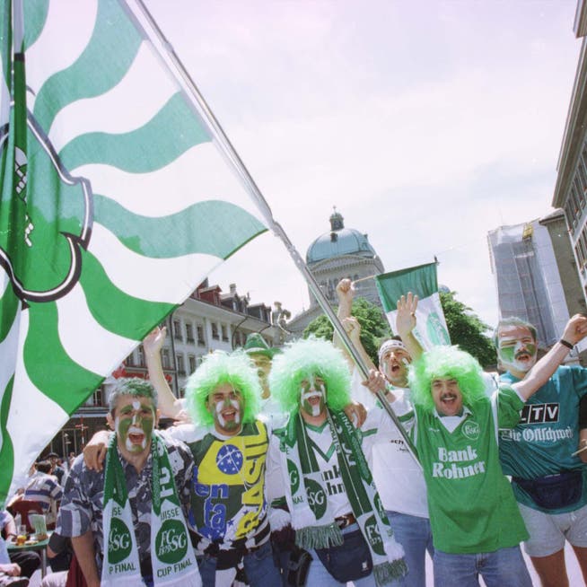 Mehr als 15 000 Anhänger des FC St.Gallen besuchten 1998 den Cupfinal im Berner Wankdorf. Die Gassen rund um das Bundeshaus waren fest in St.Galler Hand.(Bild: Ralph Ribi)