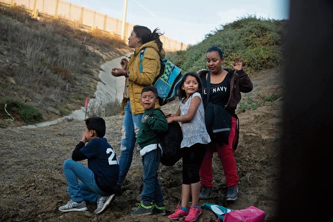 Diese Familie aus Honduras ist in Tijuana, Mexico, vor der US-Grenze gestrandet. (Bild: Ramon Espinosa/AP/Tijuana, 2.12.2018)
