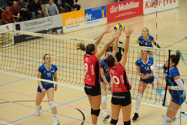 Die Spielerinnen von Volley Toggenburg kehrten am Wochenende zum Erfolg zurück und besiegten die Innerschweizerinnen aus Luzern. Die Chancen für das Erreichen der Finalrunde sind weiterhin intakt. (Bild: Reinhard Kolb)