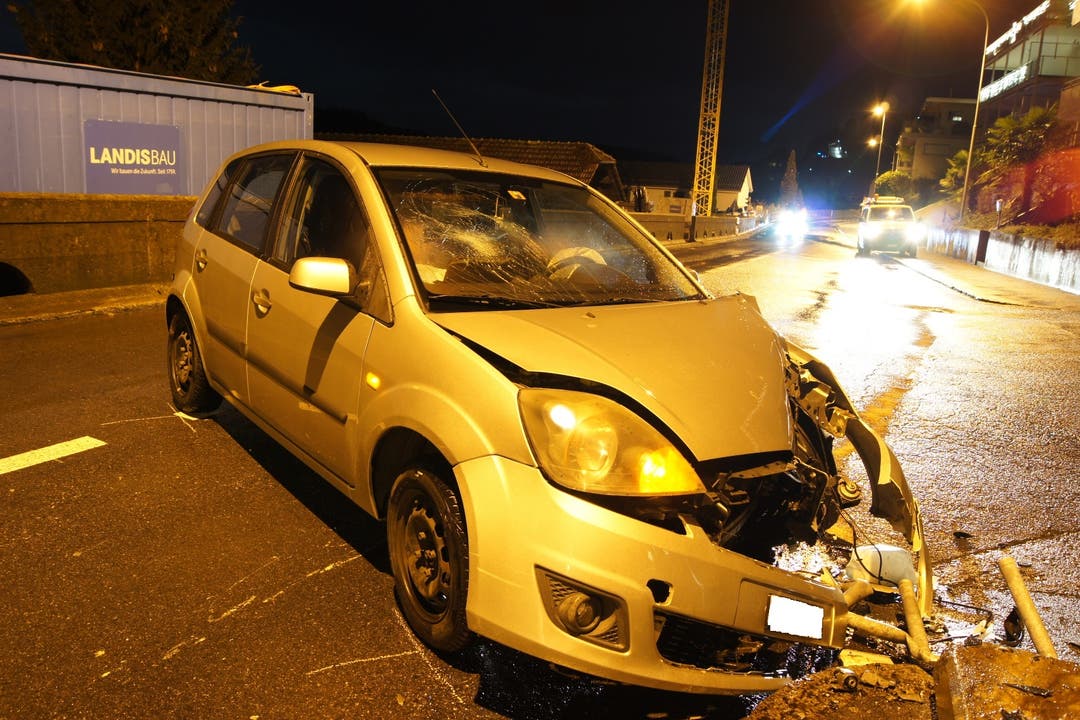 Walchwil - 22. DezemberEine alkoholisierte Autolenkerin bediente während der Fahrt das Radio und verlor die Herrschaft über ihr Auto. Sie wurde leicht verletzt. (Bild: Zuger Strafverfolgungsbehörden)