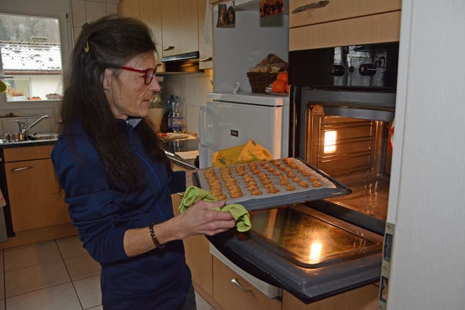 Heidi Kohler holt die frisch gebackenen Gewürzguetzli aus dem Ofen. (Bilder: Karin Erni)