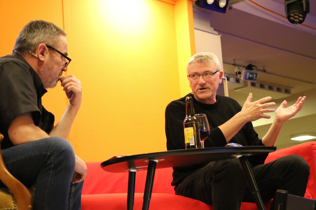 Heinz Keller (rechts) stellt sich den kecken Fragen von Talkmaster Ruedi Bomatter bei «greedi üüsä».