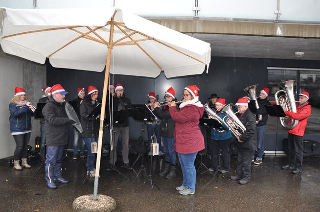 Der Musikverein Uzwil-Henau brachte mit seiner Bläsergruppe Freude in die Dörfer. (Bild: Kathrin Meier-Gross)