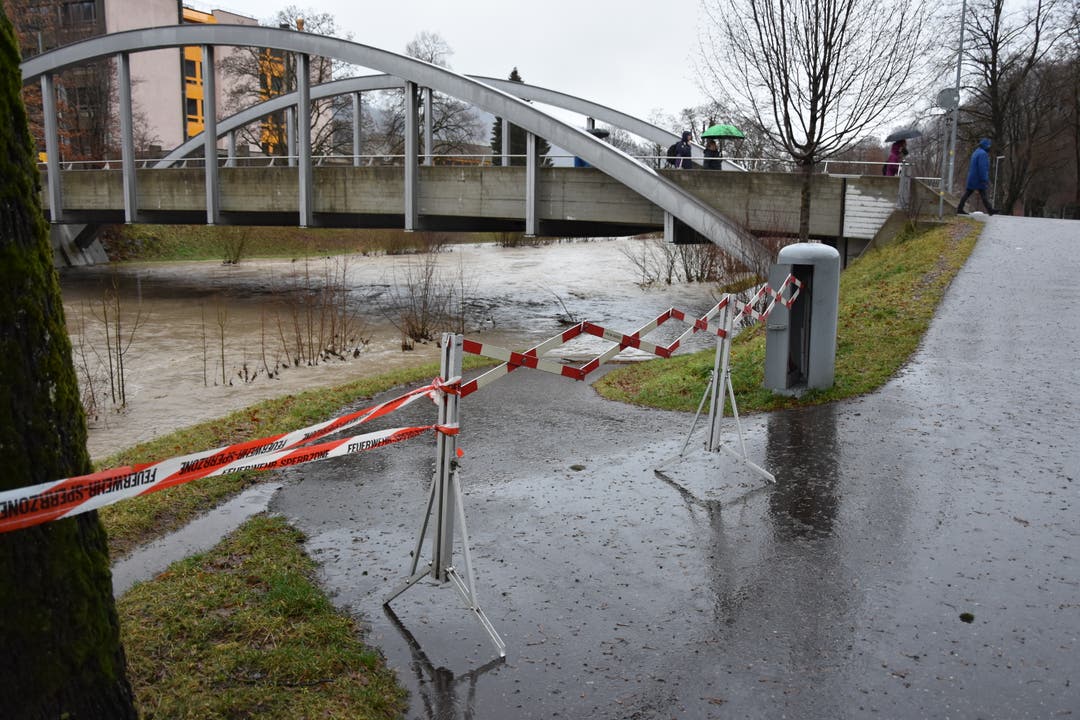 Dieser Weg in Wattwil musste gesperrt werden. (Bild: Ruben Schönenberger)