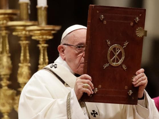 «Der Mensch ist gierig und unersättlich geworden»: Papst Franziskus bei der Messe an Heiligabend in Rom. (Bild: KEYSTONE/AP/ALESSANDRA TARANTINO)