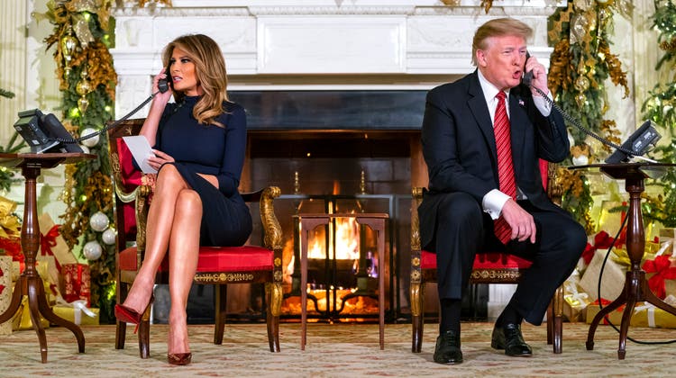 US-Präsident Donald J. Trump und seine Frau Melania beantworten beim traditionellen Weihnachtsmann-Radar Anrufe von Kindern. (Bild: Jim Lo Scalzo/EPA (Washington, 24. Dezember 2018))