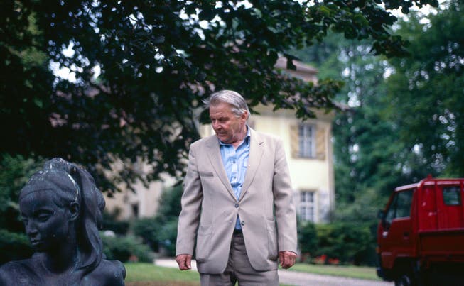 Bruno Stefanini im Park von Schloss Luxburg in Egnach. Sein Immobilienreich wird auf rund eine Milliarde Franken geschätzt. (Bild: Urs Oskar Keller; 1991, Egnach)