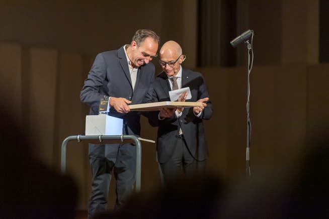 Stadtpräsident Thomas Scheitlin (rechts) überreichte Felix Lehner den städtischen Kulturpreis am 17. November. (Bild: Michel Canonica)