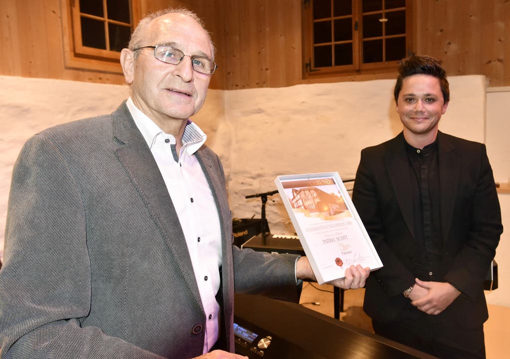 25. Januar: Werner Schöb (links) überreicht Patric Scott den Anerkennungspreis des «Patronat Alte Mühle Gams». (Bild: Heidy Beyeler)