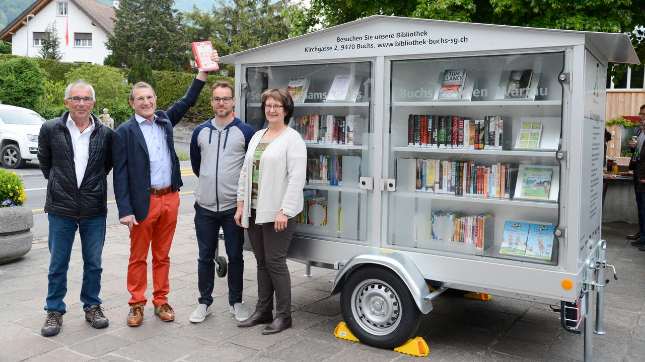 2. Mai: Der neue Bücherwagen der Bibliothek Buchs wird vor dem Sennwalder Rathaus in Frümsen eingeweiht. Die mobile Mini-Bibliothek fährt durch alle Werdenberger Gemeinden. (Bild: Hansruedi Rohrer)