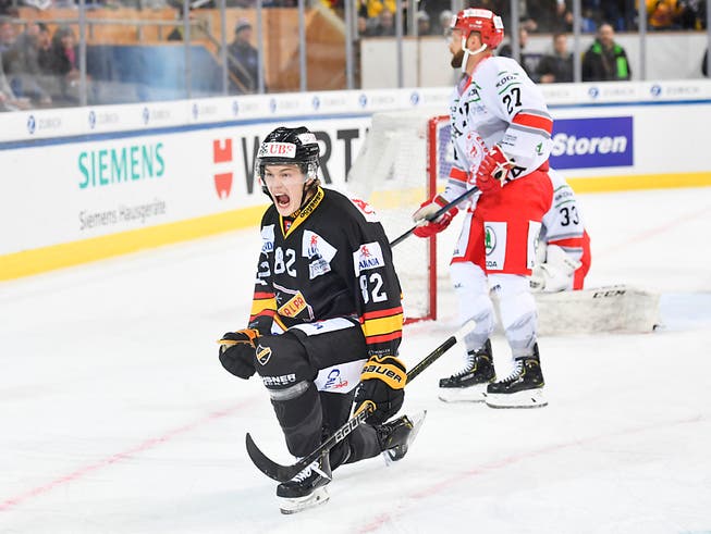 Alexander Ruuttu (links) trifft für KalPa Kuopio Hockey gegen Ocelari Trinec (Bild: KEYSTONE/AP Keystone/GIAN EHRENZELLER)