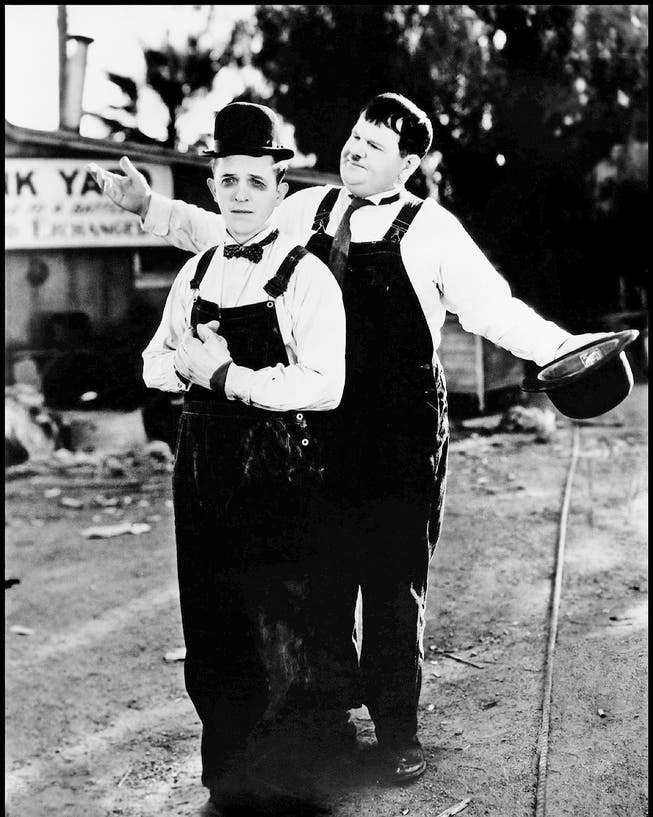Stan Laurel (vorn) und Oliver Hardy: das berühmteste Komiker-Duo der Filmgeschichte. Im Volksmund heissen sie Dick und Doof – Hardy mimte immer den Überlegenen.