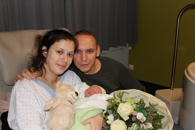 Die glücklichen Eltern Egzona und Roman Iseli mit ihrem Sohn Rick. (Bild: pd)