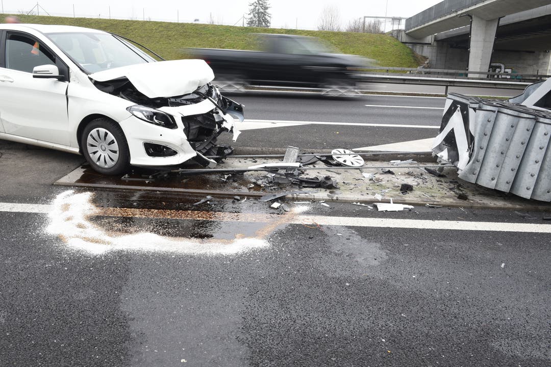 Buchrain - 27. DezemberEin Autofahrer fuhr in den sogenannten Anpralldämpfer bei der Autobahnausfahrt Buchrain. Er wurde dabei leicht verletzt. (Bild: Luzerner Polizei)