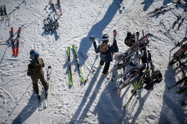 Nach der Mittagspause wieder ab auf die Piste: Skifahrer im Oberdorf. (Bild: Benjamin Manser (Wildhaus, 28. Dezember 2018))