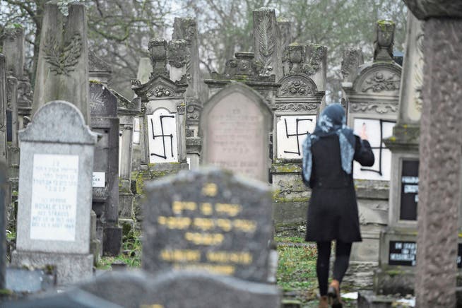 Auch heute noch Alltag: geschändeter jüdischer Friedhof in Frankreich. (Bild: Sebastien Bozon/AFP (Herrlisheim/Elsass, 17. Dezember 2018)