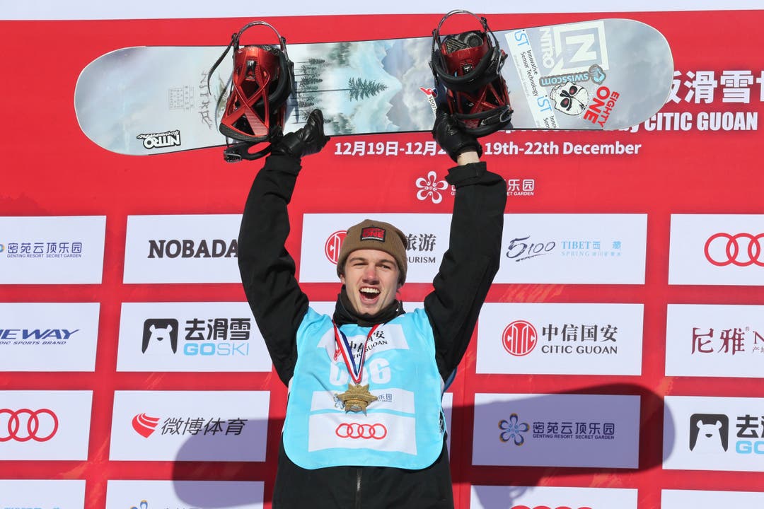 21. Dezember: Jan Scherrer feiert den ersten Weltcup-Sieg in der Halfpipe im chinesischen Chongli. (Bild: Ng Han Guan/AP Photo)