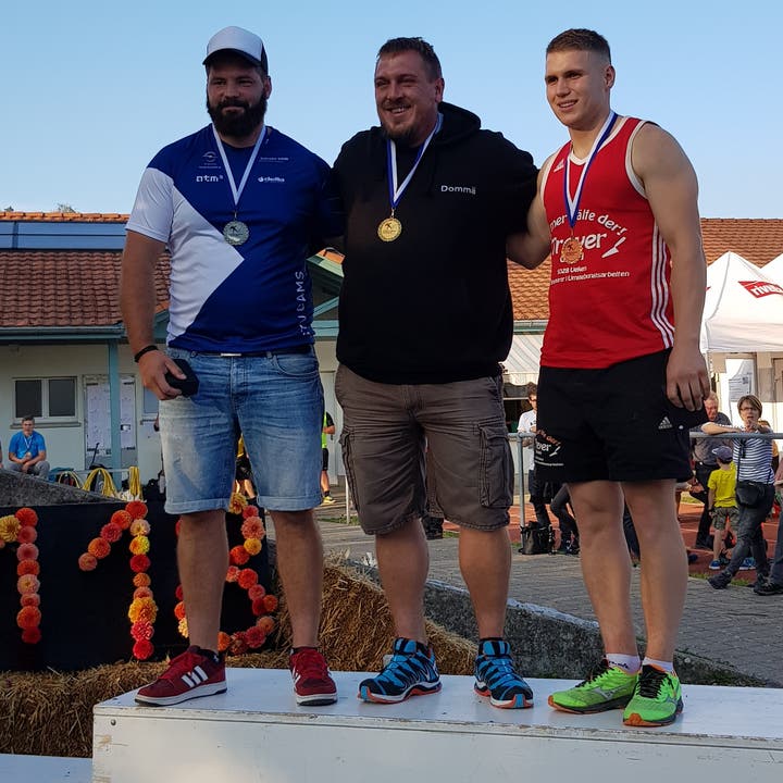15. September: Tobias Kaiser vom STV Gams (links) gewann an den Schweizer Meisterschaften im Steinstossen mit dem 18-kg-Stein die Silbermedaille. Bild: PD
