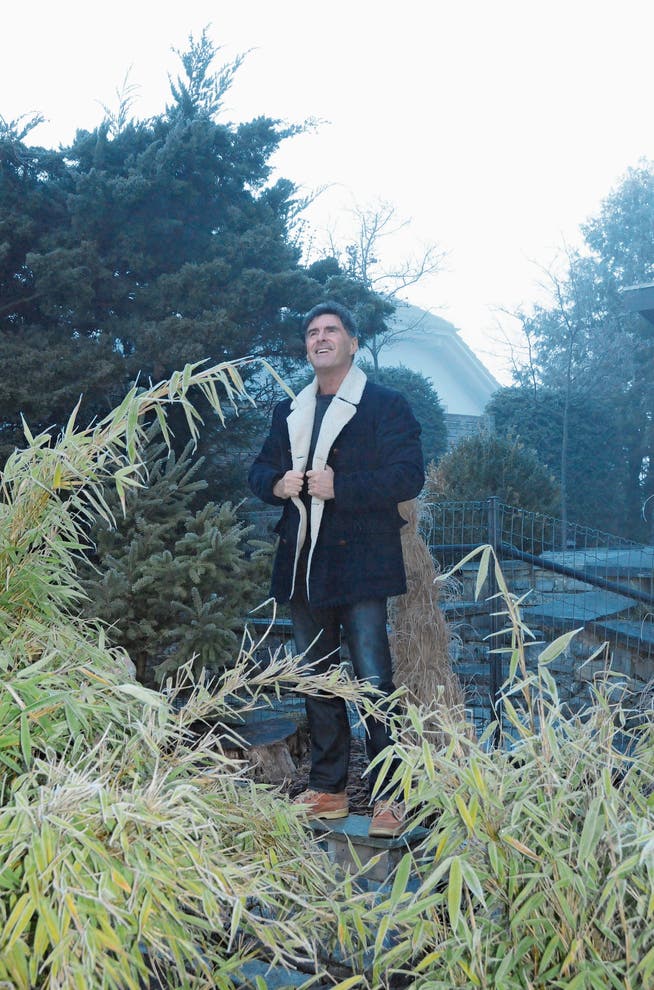 Der Produktionsleiter der Karl May Freilichtspiele und Hauptdarsteller Tom Volkers zu Hause in seinem Garten in Giswil. (Bild: Philipp Unterschütz, 18. Dezember 2018)