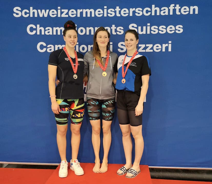 16. November: An den Schweizer Kurzbahn-Schweizer-Meisterschaften in Uster erschwamm sich die Sennwalderin Saskia de Klerk (rechts) die Bronzemedaille über 50 Meter Freistil.Bild: PD