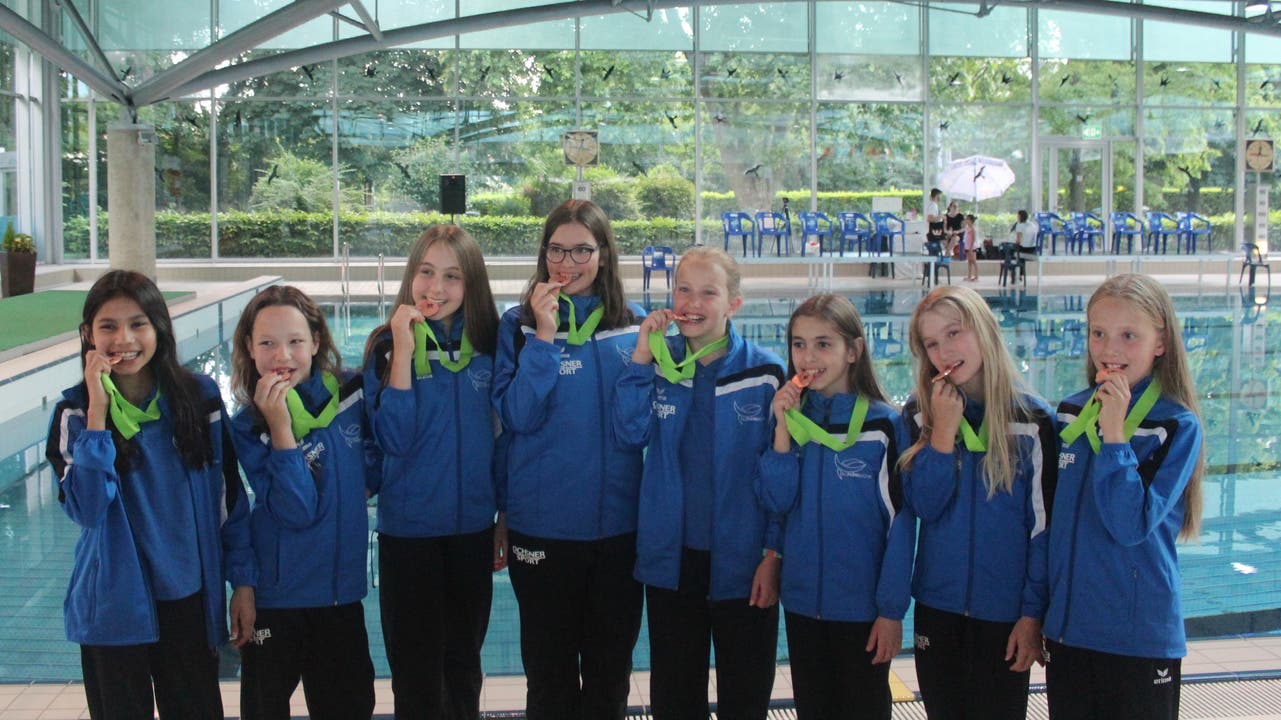 1. bis 3. Juni: An den Nachwuchs-Schweizer-Meisterschaften für Synchronschwimmerinnen in Genf gewann das J3-Team vom SC Flös Buchs (im Bild) ebenso Bronze wie das J2-Team. Silber im Einzel gab es für Angelique Camenisch (J3). Bild: PD