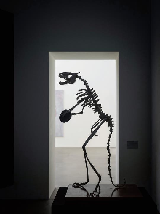 «Diskurs mit einem Dinosaurier» lautet der Titel der humorvollen Skulptur Thomas Stüssis im Kunstmuseum Appenzell. Hält der «Fake»-Dinosaurier ein Stück des Meteoriten, der zu seinem Verderben wurde? (Bild: Hanspeter Schiess)